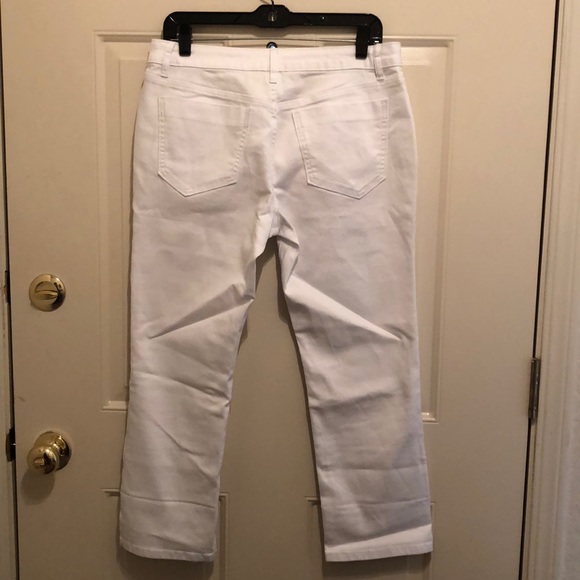 Vera Wang Capri Denim - Picture 3 of 3